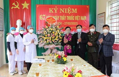 Lãnh đạo tỉnh Vĩnh Phúc tới thăm cán bộ, y bác sĩ nhân ngày thầy thuốc Việt Nam