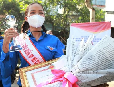 Hoa hậu H'Hen Niê đón nhận danh hiệu "Công dân trẻ tiêu biểu TPHCM"
