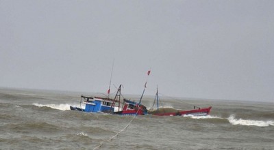 Bình Thuận: Chìm tàu cá trên biển, tìm kiếm 3 thuyền viên mất tích