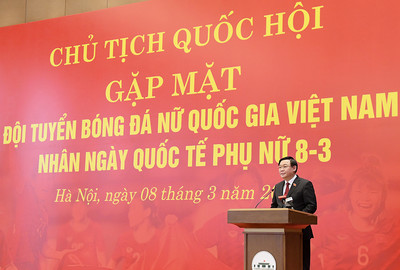 Chủ tịch Quốc hội Vương Đình Huệ gặp mặt Đội tuyển Bóng đá nữ Việt Nam