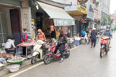 Phường Vĩnh Tuy (quận Hai Bà Trưng): Ngang nhiên chiếm hè, đường làm nơi kinh doanh