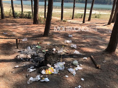 TP Pleiku: Rác thải tràn lan tại đập Tân Sơn