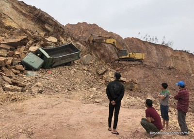 Bắc Giang: Sập mỏ đất Lăng Cao, huyện Tân Yên, xe “Hổ vồ” nát vụn