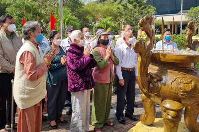 Đà Nẵng: Dâng hương, thả vòng hoa tưởng niệm 64 liệt sĩ hy sinh trong sự kiện Gạc Ma