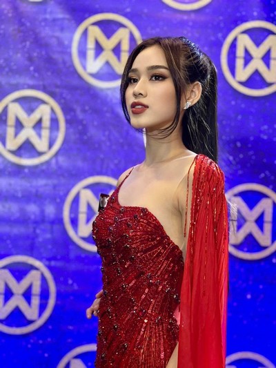 Tiệc Gala của Miss World: Đỗ Thị Hà khoe chân dài 1m1 với đầm đỏ nổi bật