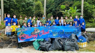 Thanh niên Quảng Ninh chung tay làm sạch môi trường Di sản vịnh Hạ Long