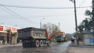 Cẩm Phả - Quảng Ninh: “Binh đoàn” xe chở vật liệu gây ô nhiễm môi trường, mất ATGT