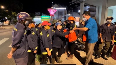 Liên đoàn lao động TP.Phú Quốc thăm tặng quà công nhân vệ sinh môi trường