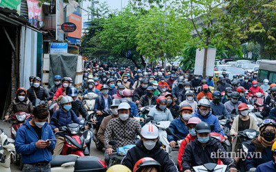 Hà Nội: Lâu lắm mới lại thấy "đặc sản" tắc đường, người dân nháo nhào phi lên vỉa hè để kịp giờ làm