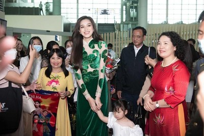 Hoa hậu Đỗ Thị Hà xúc động trở về quê nhà sau hành trình Miss World