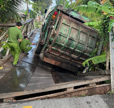 Cần Thơ: Xe chở rác đi nhầm đường làm sập cầu gỗ ở xã Trường Long