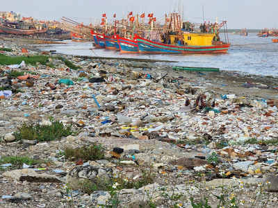 Thanh Hóa: Biển Ngư Lộc “ngập” trong…rác