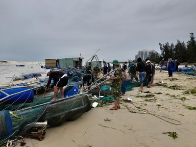 Quảng Nam: Sóng cuốn trôi nhiều bè nuôi cá ra biển, gây thiệt hại hàng tỷ đồng