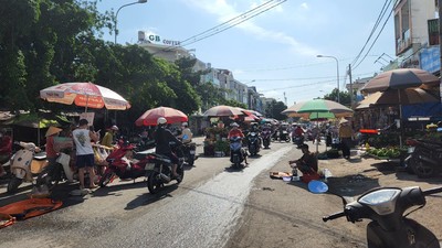 Tp.HCM: Ngang nhiên họp chợ giữa đường!