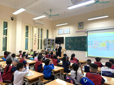 Hà Nội: Gần 100% học sinh lớp 6 trở lại trường trong buổi học đầu tiên