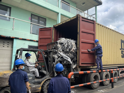 Tiêu hủy các container phế liệu tồn đọng tại cảng Sài Gòn