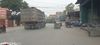 Chùm ảnh: Thái Thuỵ, Thái Bình: Xe tải quá khổ, quá tải ô nhiễm môi trường “đại náo” Quốc lộ 37