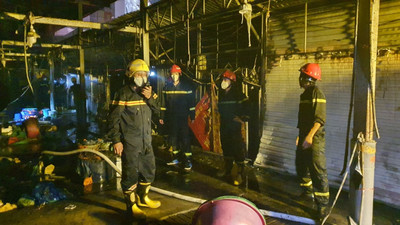 Quảng Ninh: 30 ki ốt bị thiêu rụi sau đám cháy tại Chợ Hạ Long I
