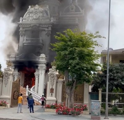 Biệt thự trăm tỷ bốc cháy dữ dội tại thành phố Cẩm Phả, Quảng Ninh