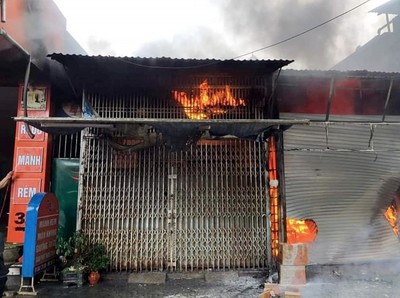 Cháy ki-ốt tại thành phố Vinh, nhiều hàng hóa bị thiêu rụi