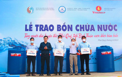 Trao tặng 330 bồn chứa nước cho người dân huyện đảo Phú Quý