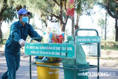 Ông lão nghèo 6 năm tình nguyện nhặt rác không lương khắp Hội An