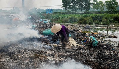 Hà Nội: Khói đốt nhựa độc hại "ám" khắp làng thu gom phế liệu, rác chất cao như núi