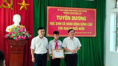 Tuyên dương học sinh lớp 8 dũng cảm cứu 2 em nhỏ đuối nước ở Hà Tĩnh