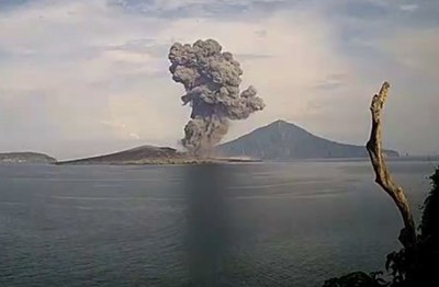 Núi lửa Anak Krakatoa ở Indonesia phun trào, cột tro cao tới 3.000m