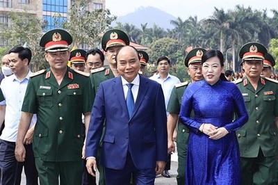 Chủ tịch nước Nguyễn Xuân Phúc thăm, làm việc tại Quân khu 1