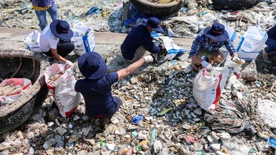 Quan chức Tổng Lãnh sự Hoa Kỳ tham gia nhặt rác bảo vệ môi trường