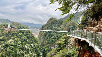 Cây cầu kính qua vách núi tại Mộc Châu sắp khánh thành
