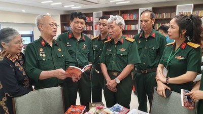 Câu lạc bộ "Trái tim người lính" thăm và tặng sách Trung tâm Phát thanh và Truyền hình Quân đội