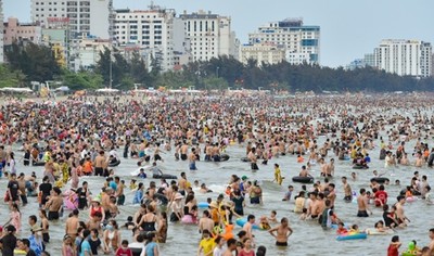 Sầm Sơn dịp 30/4: bãi biển kín người, resort 5 sao nhộn nhịp check-in