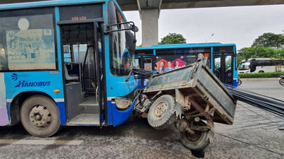 Hà Nội: Xe ba gác tự chế chở thép đâm xuyên đầu xe buýt