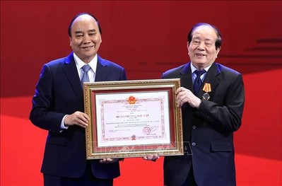 Nhà thơ Hữu Thỉnh được Chủ tịch nước Nguyễn Xuân Phúc trao Huân chương Độc lập hạng Nhì