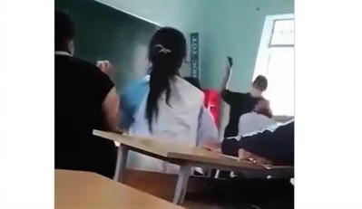 Kỷ luật nữ sinh dùng mũ bảo hiểm đánh bạn nam tới tấp trước mặt thầy giáo