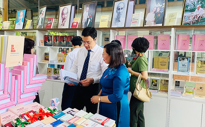 Ra mắt Tủ sách chào mừng kỷ niệm 132 năm Ngày sinh Chủ tịch Hồ Chí Minh