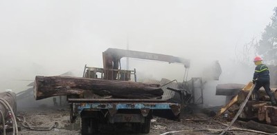Quảng Ngãi: Cháy xưởng gỗ ở thị xã Đức Phổ gây thiệt hại nặng