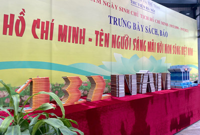 Trưng bày sách, báo với chủ đề ''Hồ Chí Minh - Tên Người sáng mãi với non sông Việt Nam''