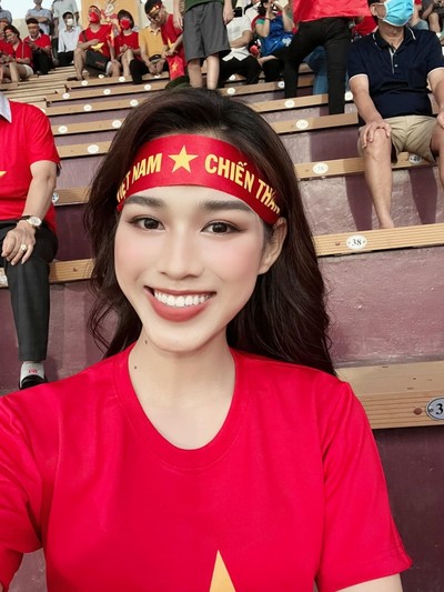 Hoa hậu Đỗ Thị Hà rạng rỡ đi xem bán kết SEA Games 31 giữa Việt Nam và Malaysia