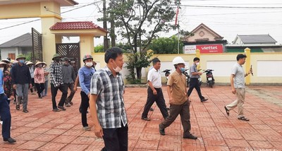 UBND huyện Nghi Lộc đối thoại với dân về việc đóng đường dân sinh cắt ngang KCN WHA