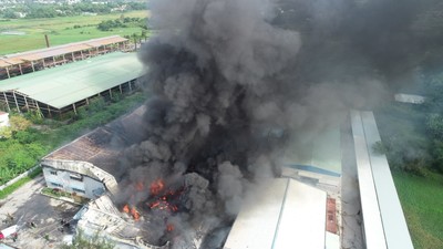 Cháy lớn tại nhà máy may mặc xuất khẩu ở Quảng Nam, hàng trăm người tham gia dập lửa