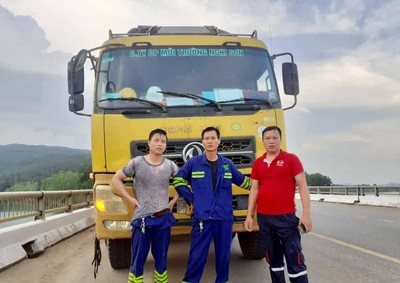 3 công nhân VSMT cứu sống kịp thời ba mẹ con nhảy cầu tự tử ở Thanh Hóa
