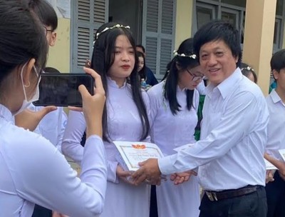 Ông Lưu Quốc Cường cùng các nhà hảo tâm: Trao quà cho học sinh Trường THPT Ca Văn Thỉnh, Bến Tre