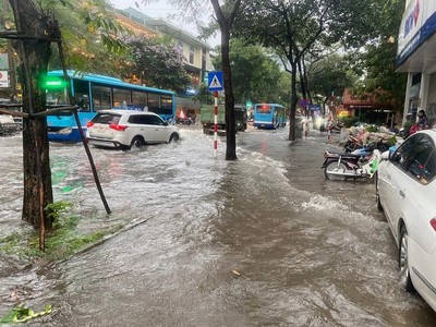 Hà Nội: Nhiều tuyến phố ngập sâu sau trận mưa chiều