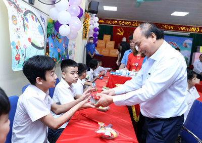 Chủ tịch nước Nguyễn Xuân Phúc thăm, tặng quà trẻ khuyết tật
