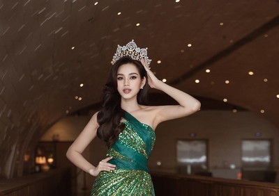 Hoa hậu Đỗ Thị Hà tung ảnh mặc váy dạ hội toả sáng và lộng lẫy