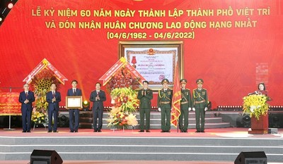 Thành phố Việt Trì đón nhận Huân chương Lao động hạng Nhất