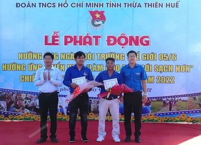Thừa Thiên Huế khen thưởng 2 thanh niên dũng cảm cứu 6 học sinh đuối nước